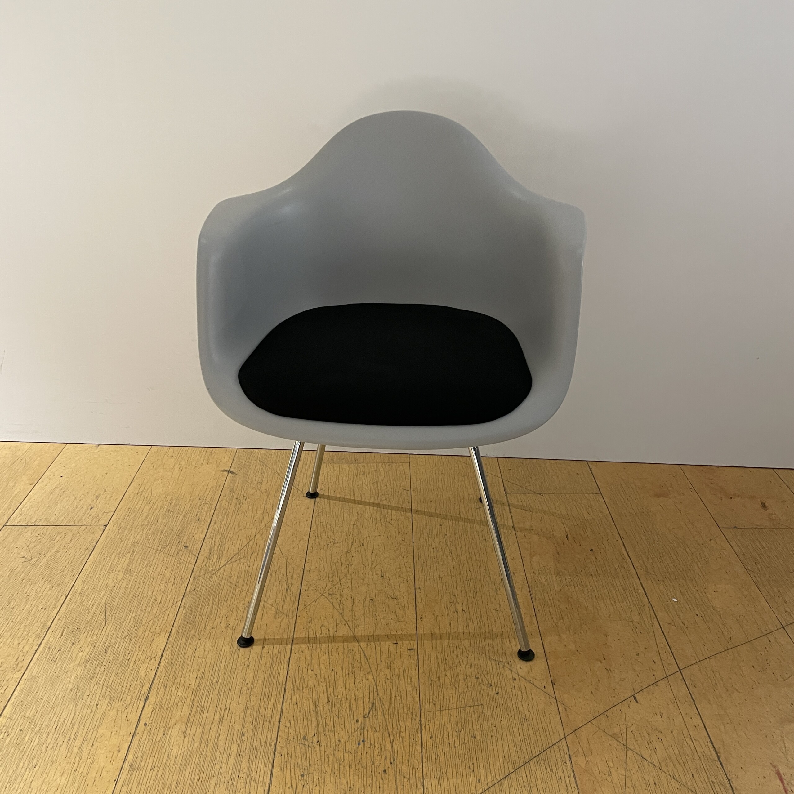 Eames Plastic Armchair – Vitra